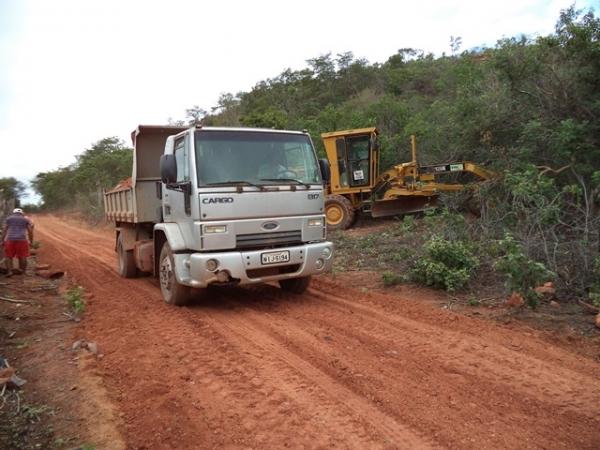 Vera Mendes: Prefeitura segue firme construindo novas estradas e realiza antigo sonho de moradores. - Imagem 10