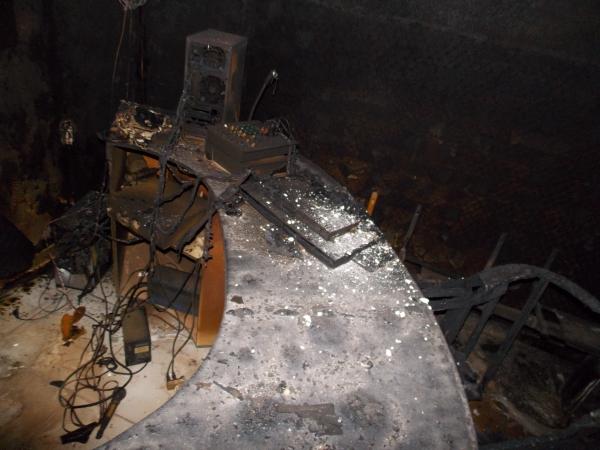 Raio cai sobre torre de rádio e destrói todo o equipamento e estrutura - Imagem 5