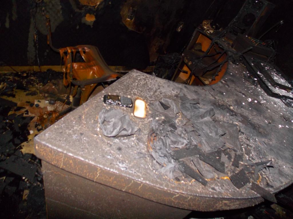 Raio cai sobre torre de rádio e destrói todo o equipamento e estrutura