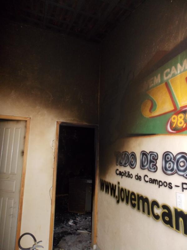 Raio cai sobre torre de rádio e destrói todo o equipamento e estrutura - Imagem 1