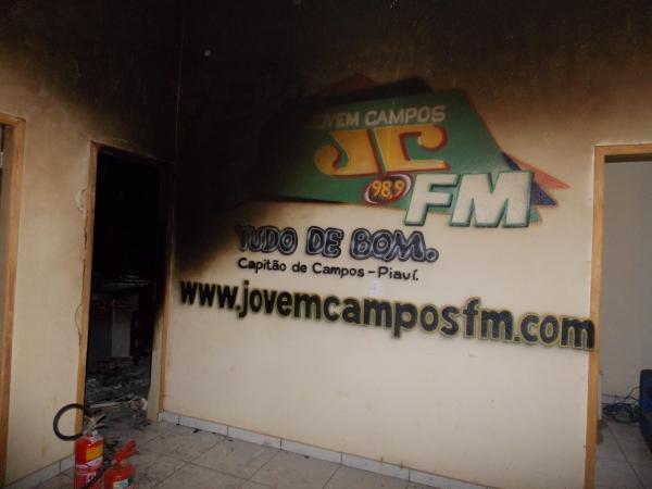 Raio cai sobre torre de rádio e destrói todo o equipamento e estrutura - Imagem 7