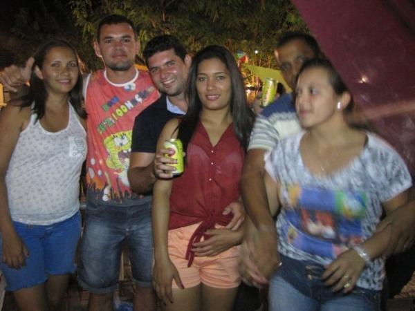  Mesmo cansados, foliões agitaram ao som da banda Dona Chica da Bahia em Miguel Alves - Imagem 7