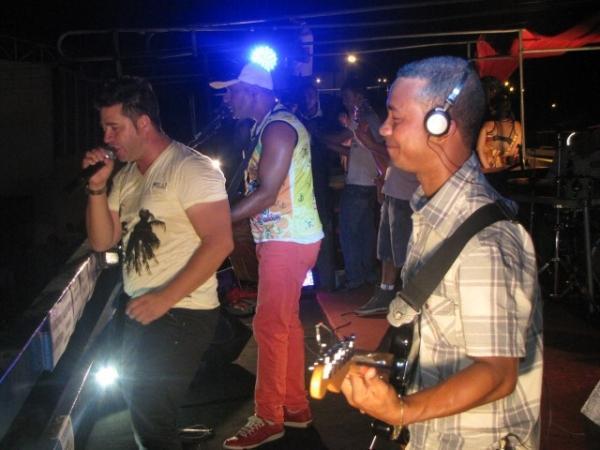  Mesmo cansados, foliões agitaram ao som da banda Dona Chica da Bahia em Miguel Alves - Imagem 10