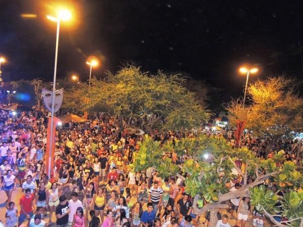 Bandas levam o público à praça na segunda feira de carnaval - Imagem 3