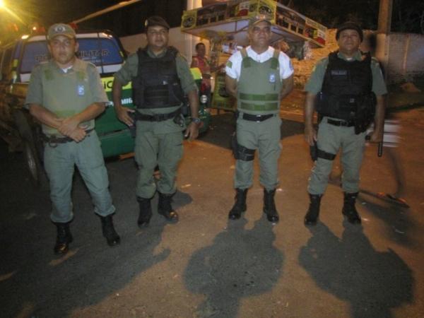 Mesmo cansados, foliões agitaram ao som da banda Dona Chica da Bahia em Miguel Alves - Imagem 15