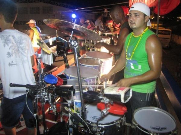 Mesmo cansados, foliões agitaram ao som da banda Dona Chica da Bahia em Miguel Alves - Imagem 12
