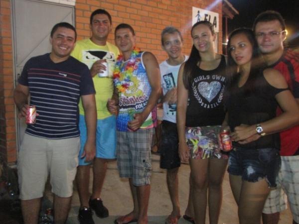  Mesmo cansados, foliões agitaram ao som da banda Dona Chica da Bahia em Miguel Alves - Imagem 5