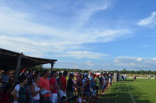 Paulinho faz dois gols e Gama vence na estreia