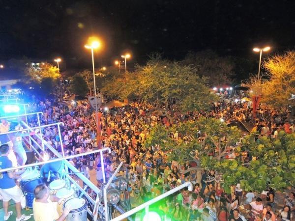 Bandas levam o público à praça na segunda feira de carnaval - Imagem 4