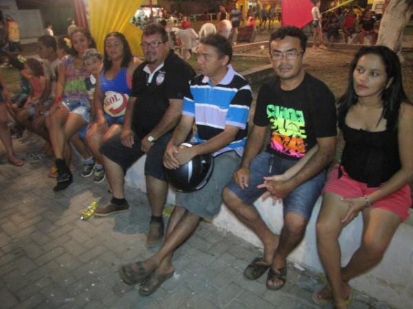  Mesmo cansados, foliões agitaram ao som da banda Dona Chica da Bahia em Miguel Alves - Imagem 17