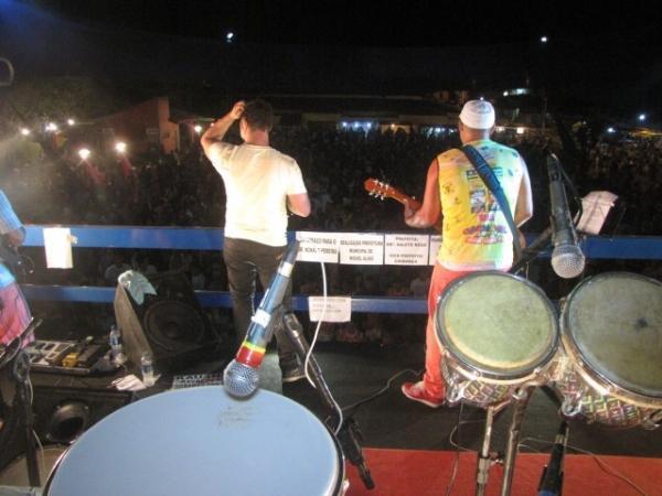  Mesmo cansados, foliões agitaram ao som da banda Dona Chica da Bahia em Miguel Alves - Imagem 13