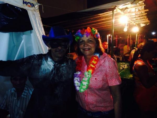  Mesmo cansados, foliões agitaram ao som da banda Dona Chica da Bahia em Miguel Alves - Imagem 1