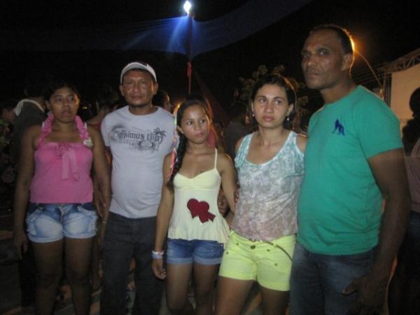  Mesmo cansados, foliões agitaram ao som da banda Dona Chica da Bahia em Miguel Alves - Imagem 4