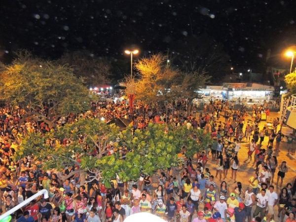 Bandas levam o público à praça na segunda feira de carnaval - Imagem 5