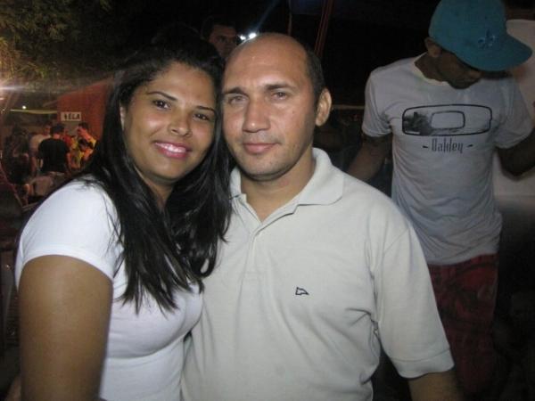  Mesmo cansados, foliões agitaram ao som da banda Dona Chica da Bahia em Miguel Alves - Imagem 6