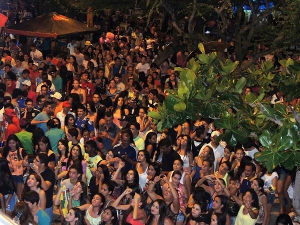 Prefeita Neuma Café se confraterniza com o povão na terça de carnaval - Imagem 54