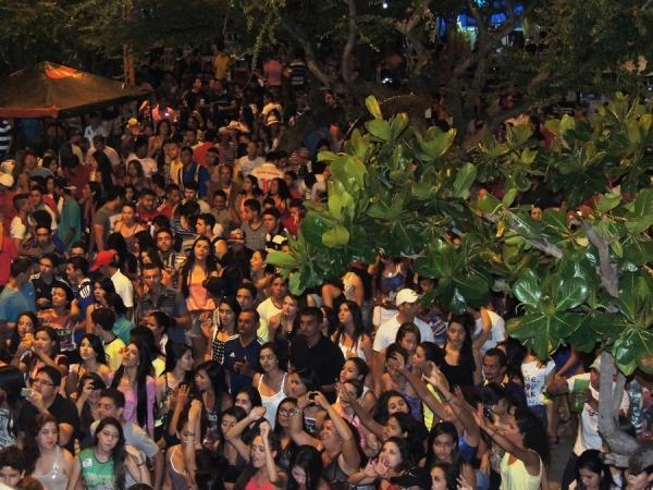 Prefeita Neuma Café se confraterniza com o povão na terça de carnaval - Imagem 55