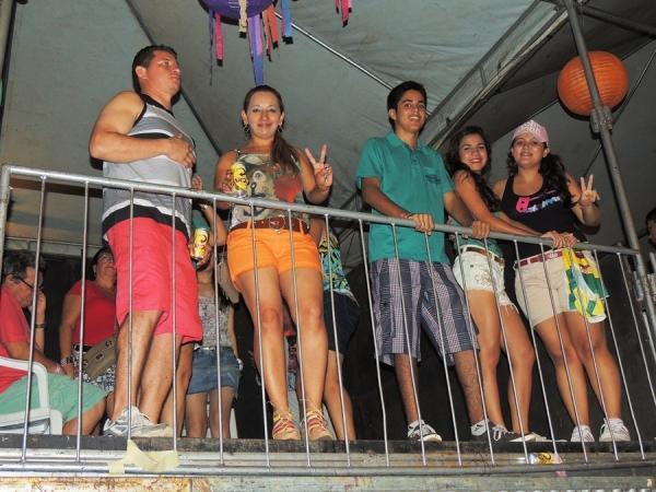 Prefeita Neuma Café se confraterniza com o povão na terça de carnaval - Imagem 97