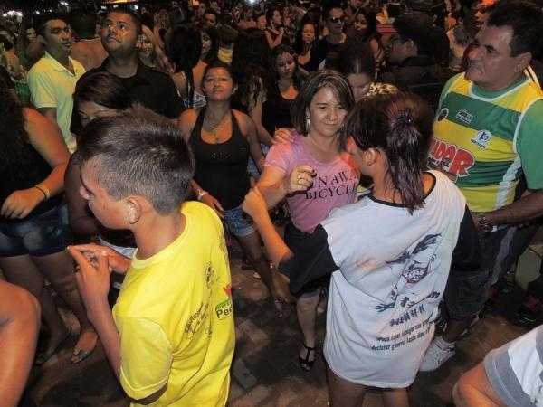 Prefeita Neuma Café se confraterniza com o povão na terça de carnaval - Imagem 35