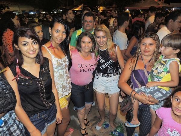 Prefeita Neuma Café se confraterniza com o povão na terça de carnaval - Imagem 39