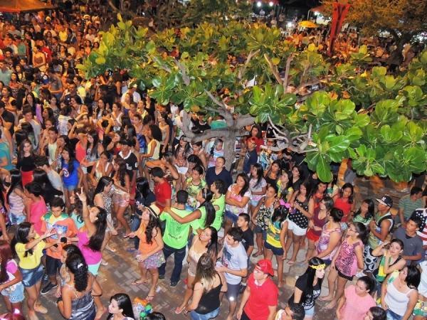 Prefeita Neuma Café se confraterniza com o povão na terça de carnaval - Imagem 59