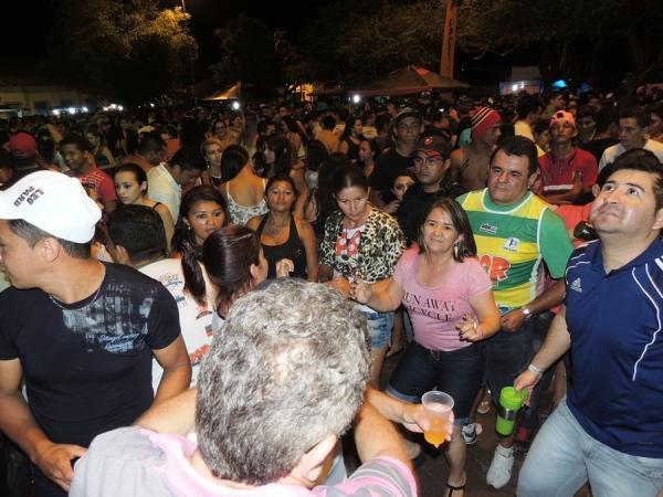 Prefeita Neuma Café se confraterniza com o povão na terça de carnaval - Imagem 32
