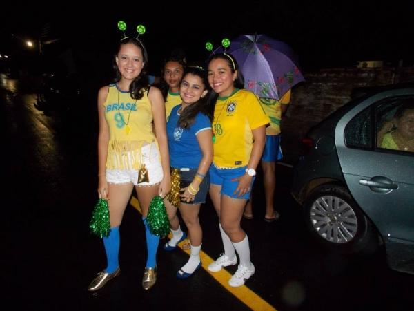 Carnaval de rua alegra foliões. - Imagem 4