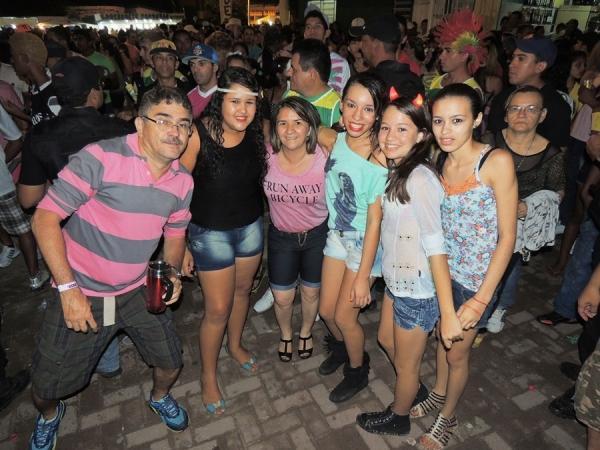 Prefeita Neuma Café se confraterniza com o povão na terça de carnaval - Imagem 21