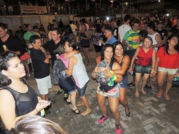 Prefeita Neuma Café se confraterniza com o povão na terça de carnaval - Imagem 16