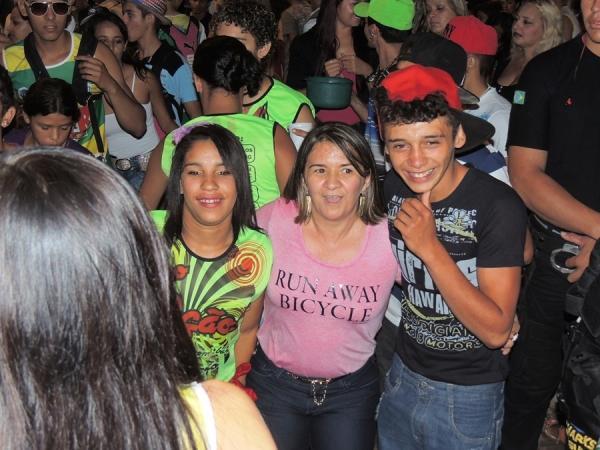 Prefeita Neuma Café se confraterniza com o povão na terça de carnaval - Imagem 29