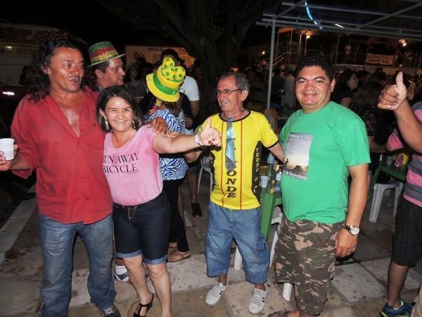 Prefeita Neuma Café se confraterniza com o povão na terça de carnaval - Imagem 11