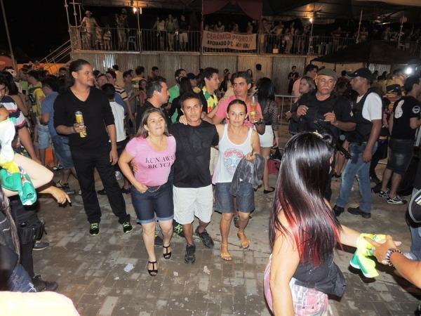 Prefeita Neuma Café se confraterniza com o povão na terça de carnaval - Imagem 17