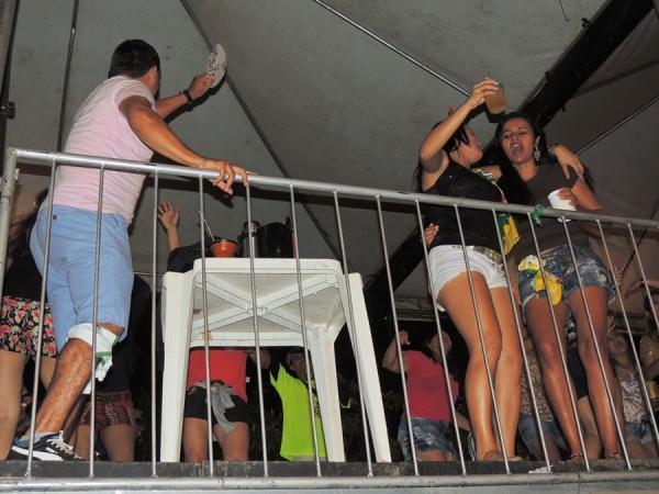 Prefeita Neuma Café se confraterniza com o povão na terça de carnaval - Imagem 99