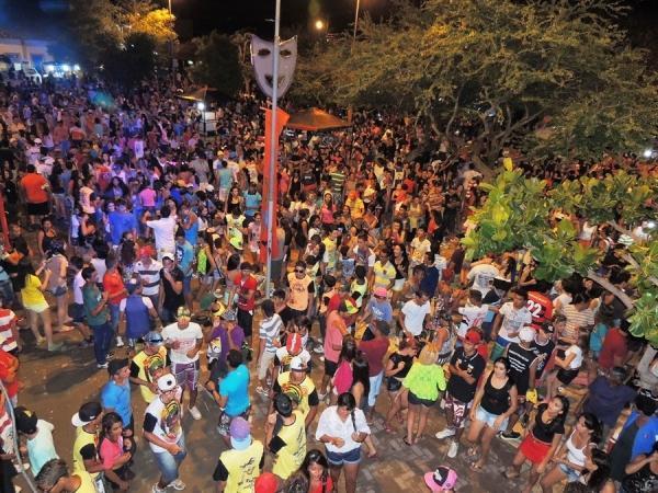 Prefeita Neuma Café se confraterniza com o povão na terça de carnaval - Imagem 62