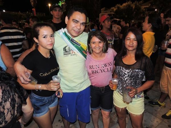 Prefeita Neuma Café se confraterniza com o povão na terça de carnaval - Imagem 46