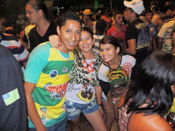 Prefeita Neuma Café se confraterniza com o povão na terça de carnaval - Imagem 38