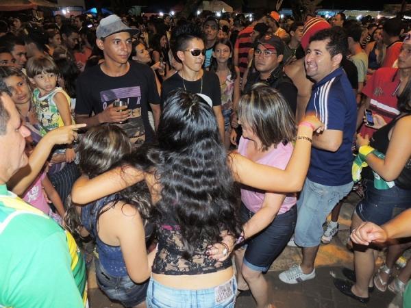 Prefeita Neuma Café se confraterniza com o povão na terça de carnaval - Imagem 36