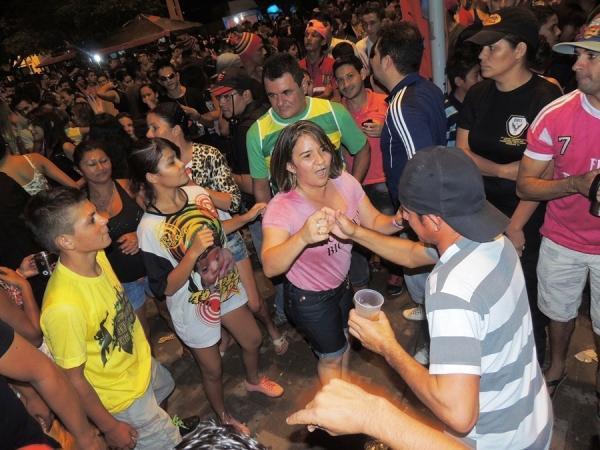 Prefeita Neuma Café se confraterniza com o povão na terça de carnaval - Imagem 34