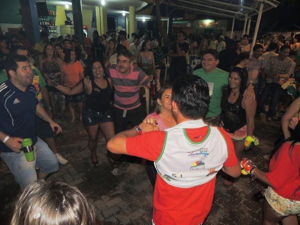 Prefeita Neuma Café se confraterniza com o povão na terça de carnaval - Imagem 7