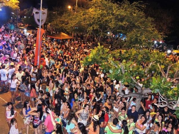 Prefeita Neuma Café se confraterniza com o povão na terça de carnaval - Imagem 57