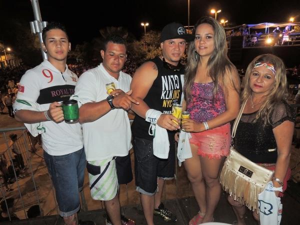 Prefeita Neuma Café se confraterniza com o povão na terça de carnaval - Imagem 112