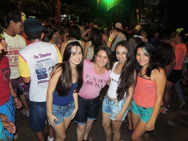 Prefeita Neuma Café se confraterniza com o povão na terça de carnaval - Imagem 43