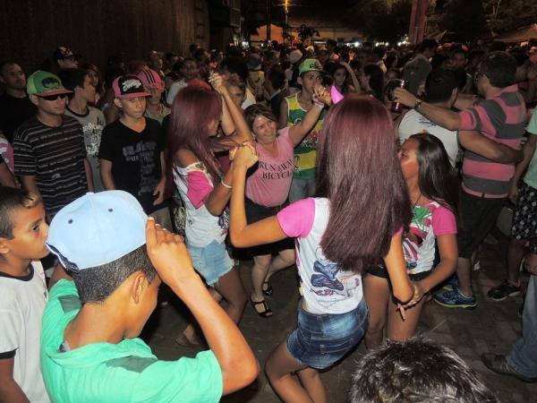 Prefeita Neuma Café se confraterniza com o povão na terça de carnaval - Imagem 26