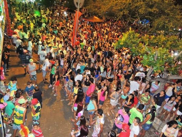 Prefeita Neuma Café se confraterniza com o povão na terça de carnaval - Imagem 61