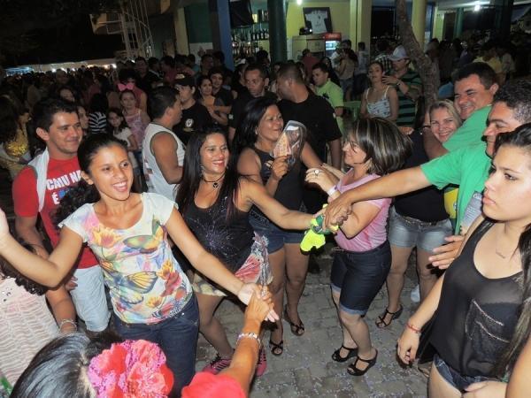 Prefeita Neuma Café se confraterniza com o povão na terça de carnaval - Imagem 2