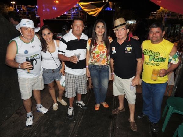 Prefeita Neuma Café se confraterniza com o povão na terça de carnaval - Imagem 76