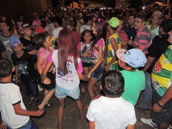 Prefeita Neuma Café se confraterniza com o povão na terça de carnaval - Imagem 25