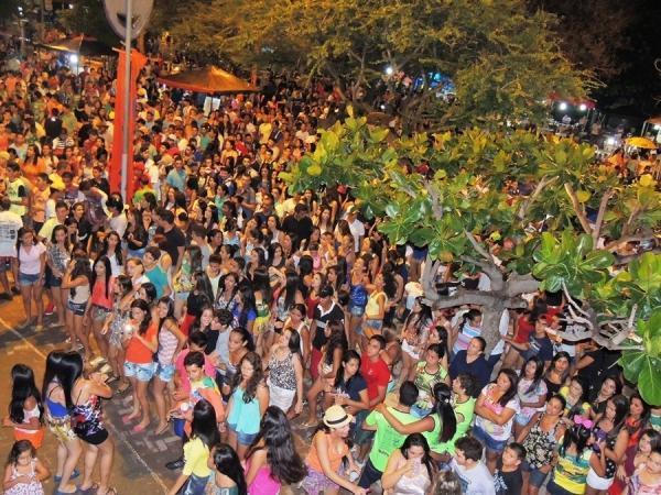 Prefeita Neuma Café se confraterniza com o povão na terça de carnaval - Imagem 58