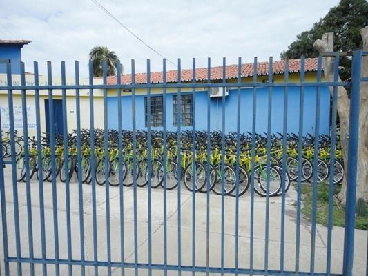 Prefeito Tintin entrega bicicletas para alunos do Município - Imagem 7