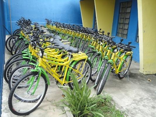 Prefeito Tintin entrega bicicletas para alunos do Município - Imagem 3